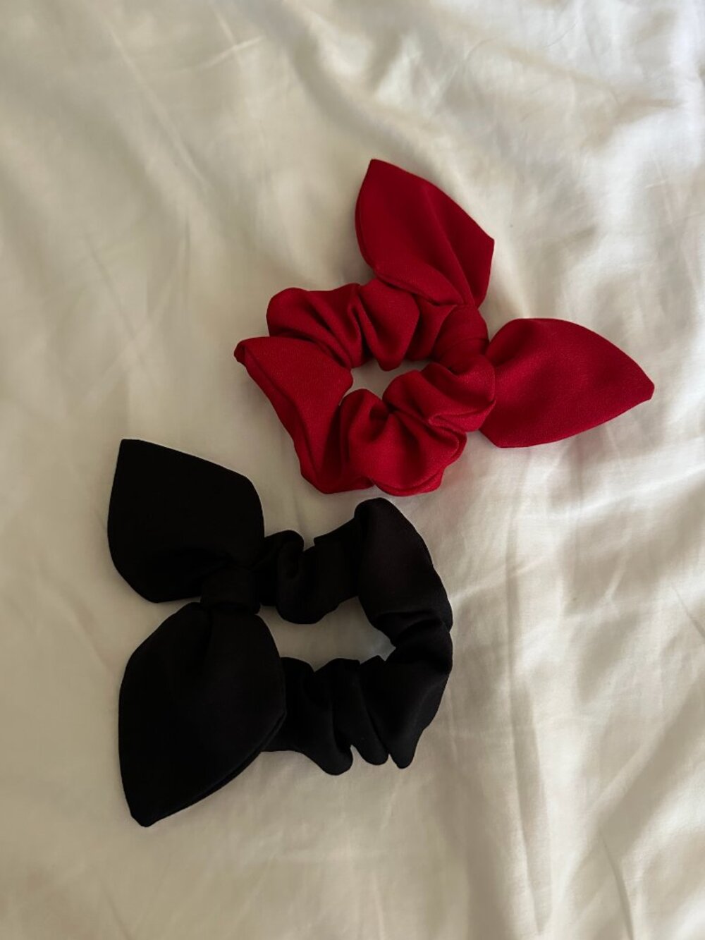 Forever 21 Red & Black Bow Scrunchies – Set